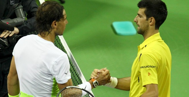 Rafael Nadal y Novak Djokovic se saludan al término del encuentro. - REUTERS