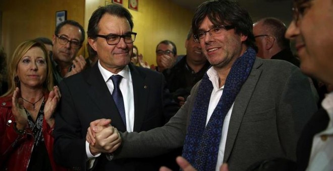 Artur Mas estrecha la mano del alcalde de Girona y futuro president de la Generalitat, Carles Puigdemont. - EFE