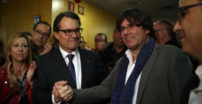Artur Mas estrecha la mano del alcalde de Girona y futuro president de la Generalitat, Carles Puigdemont. - EFE