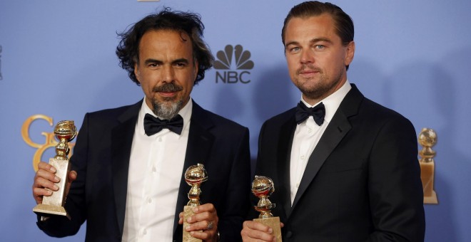 Alejandro González Iñárritu y Leonardo DiCaprio con los tres galardones de 'El renacido'.
