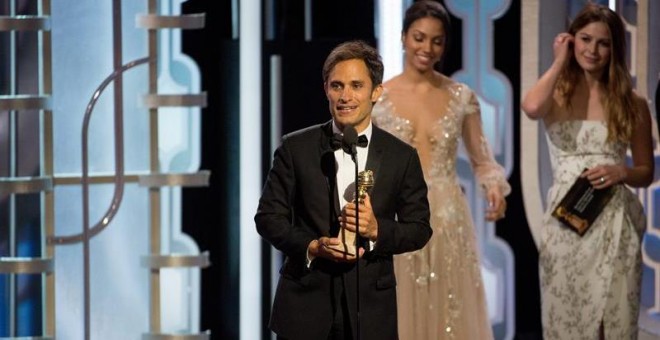 Gael García Bernal al recoger su premio como mejor actor de comedia por 'Mozart in the jungle'. /EFE