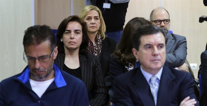 La infanta Cristina, Salvador Trinxet Llorca, Ana María Tejeiro Losada, Mercedes Coghen Alberdingk (tapada), Miguel Ángel Bonet Fiol y Jaume Matas (i-d, detrás-delante) en el banquillo de los acusados al inicio esta mañana del denominado Caso Nóos, que ju