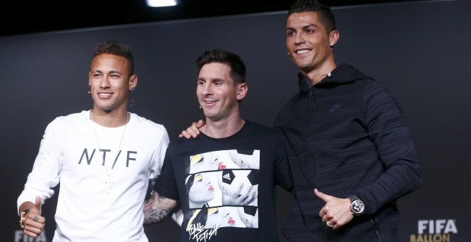 Foto inaudita en Zúrich con Neymar, Messi y Cristiano abrazados y sonrientes. /REUTERS