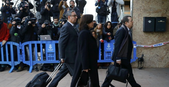 Diego Torres, el  exsocio de Iñaki Urdangarin, y su espola, Ana Maria Tejeiro, llegan al juicio del caso Nóos, precedidos por su abogado Manuel Gonzalez Peeters. REUTERS/Marcelo del Pozo