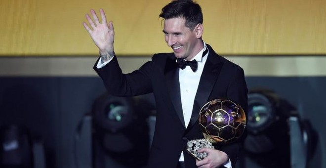 Lionel Messi, con su quinto Balón de Oro. - EFE