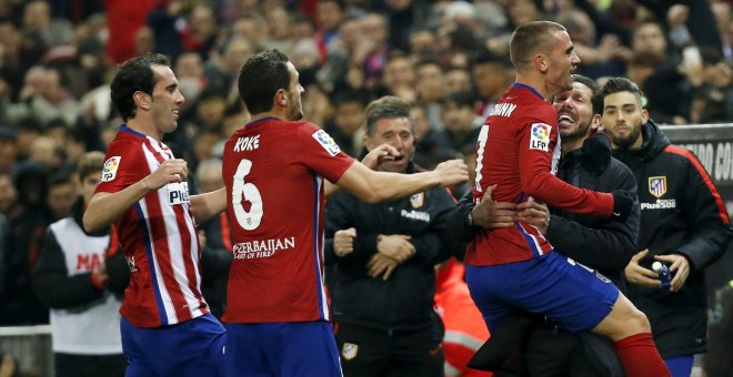 Griezmann celebra un gol con Simeone en el partido contra el Athletic en diciembre. /REUTERS