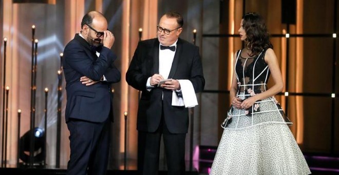 Los actores José Corbacho (i) y Macarena Gómez (d), conductores de la gala, junto al cantante y actor Pablo Carbonell. /EFE