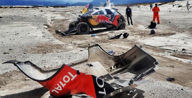 Imagen cedida por André Lavadinho que muestra el coche del piloto francés Sebastien Loeb tras sufrir un accidente. /EFE