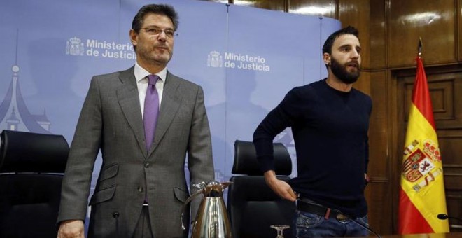 El ministro de Justicia, Rafael Catalá (i), acompañado por el actor y humorista Dani Rovira, durante la inauguración de una jornada en la que se analiza el endurecimiento de las penas en los casos de maltrato animal que recoge el nuevo Código Penal que en