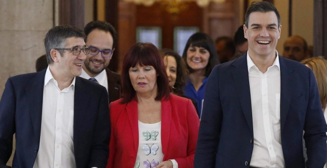 El secretario general del PSOE, Pedro Sánchez, acompañado de la presidenta del partido, Micaela Navarro y los secretarios de Acción Política, Patxi López y Organización, César Luena, a su llegada a la reunión que ha mantenido en el Congreso con diputados