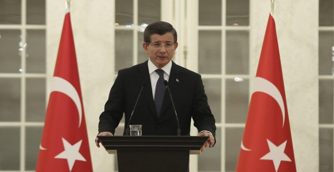El primer ministro turco, Ahmet Davutoglu, habla en Ankara tras el atentado en el centro turistico de Estambul. REUTERS