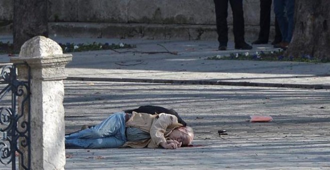 El cadáver de una víctima yace en el suelo tras el atentado yihadista en Estambul. EFE