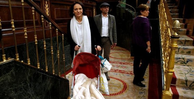 La diputada de Podemos Carolina Bescansa llega con su bebé al hemiciclo del Congreso.- EFE