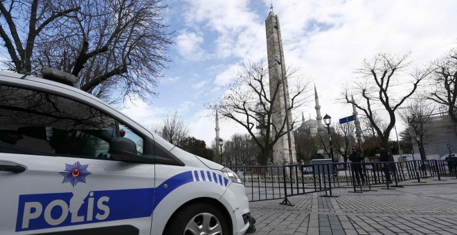 Policía turca vigila en la plaza de Sultanahmet, en Estambul. REUTERS/Osman Orsal