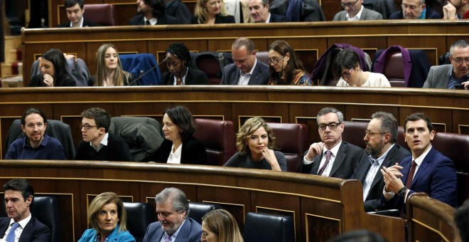 Los ministros en funciones de Industria, José Manuel Soria; Empleo, Fátima Báñez; Educación, íñigo Méndez de Vigo, y Fomento, Ana Pastor (i-d), los líderes de Podemos, Pablo Iglesias (i, segunda fila), y de Ciudadanos, Albert Rivera (d, segunda fila), y d