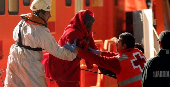 Llegada al puerto de Almería de los 27 inmigrantes de origen subsahariano, entre los que se encuentran un bebé y cinco mujeres, rescatados por Salvamento Marítimo. EFE