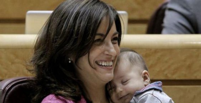 Yolanda Pineda, del PSC, con su hijo en 2012./EFE/K. HUESCA