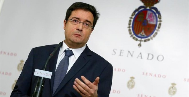 El portavoz del PSOE en el Senado, Óscar López, durante la rueda de prensa ofrecida esta mañana en el Senado. /EFE