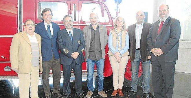 El jefe de Bomberos suspendido, Manolo Nieto,. junto a concejales de Palma de Mallorca