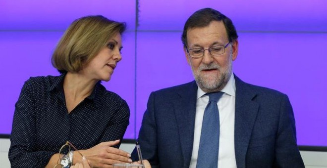 El presidente del Gobierno, Mariano Rajoy, conversa con la secretaria general del PP, María Dolores de Cospedal, durante la Junta Directiva Nacional del PP. EFE/Juan Carlos Hidalgo