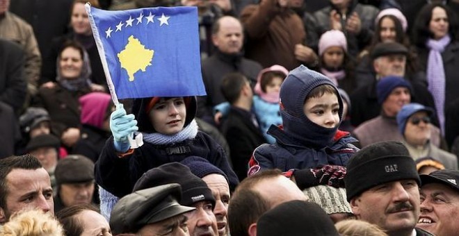 Un niño muestra una bandera de Kosovo durante la ceremonia de celebración del cuarto aniversario de la independencia unilateral del país, en la capital Pristina, en 2012. EFE