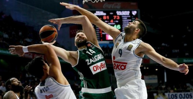 El pívot del Zalgiris Ian Vougioukas, entre Felipe Reyes y Ayón. EFE/JuanJo Martín