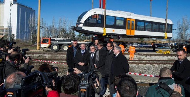 El presidente de la Generalitat, Carles Puigdemont (3d), presidió la llegada del nuevo tren de la línea Lleida-La Pobla. EFE/Adrián Ropero