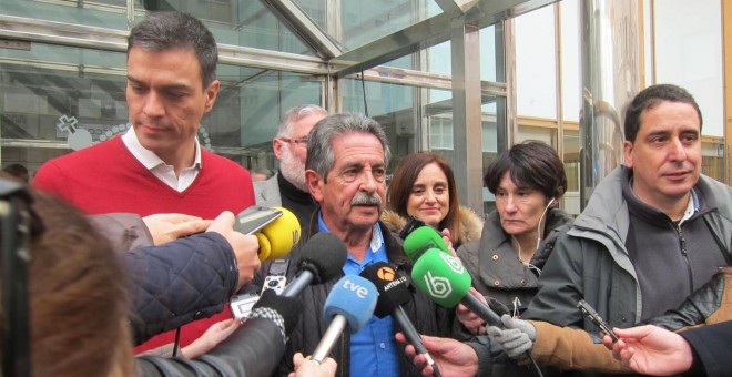 Pedro Sánchez con Miguel Ángel Revilla, este domingo en Santander./ EP