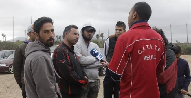 Algunos de los quince sirios que residen en el Centro de Estancia Temporal de Inmigrantes (CETI) de Melilla,  durante las declaraciones que realizaron en el citado centro en las que manifiestan estar en huelga de hambre desde hace tres días. EFE/F.G.Guerr