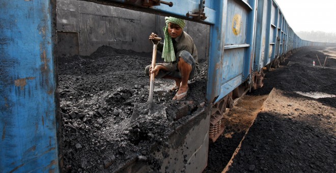 Un trabajador del carbón descarga un tren en Chandigarh, India, en 2014.- REUTERS/Ajay Verma