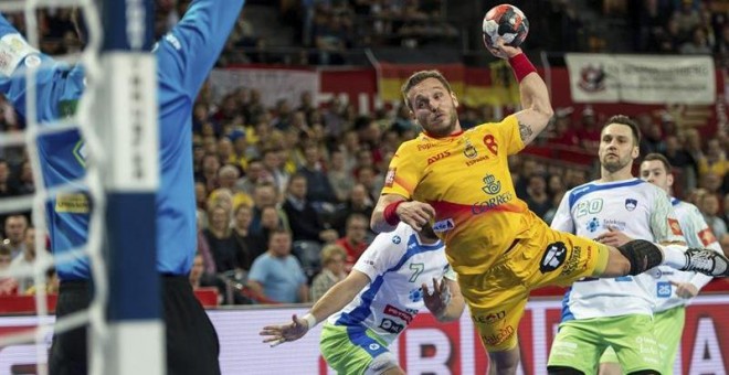 Victor Tomás trata de anotar durante el partido ante Eslovenia. EFE/Maciej Kulczynski