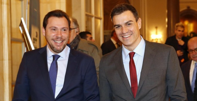 El secretario general del PSOE, Pedro Sánchez, junto al alcalde de Valladolid, el socialista Óscar Puente. EFE/Sergio Barrenechea