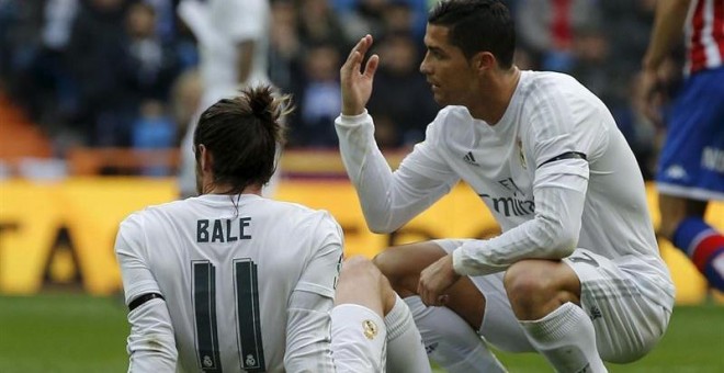Bale, en el césped tras lesionarse. ALBERT GEA / REUTERS