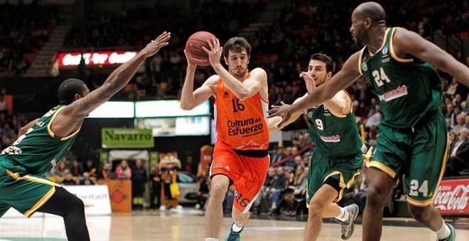 El jugador del Valencia Basket Guillem Vives (c) trata de entrar a canasta ante varios jugadores del CSP Limoges. /EFE