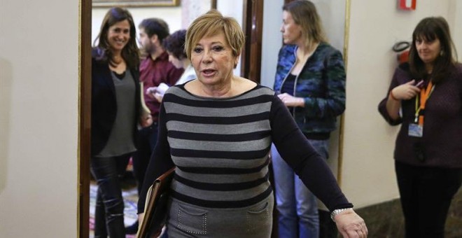 La vicepresidenta primera de la Mesa del Congreso, Celia Villalobos, a su llegada a la reunión que el órgano rector de la Cámara Baja ha celebrado para estudiar las peticiones para formar grupos parlamentarios. EFE/Emilio Naranjo