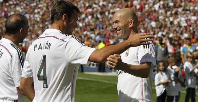 Pavón saluda Zidane un reciente partido amistoso de antiguos jugadores del Real Madrid.