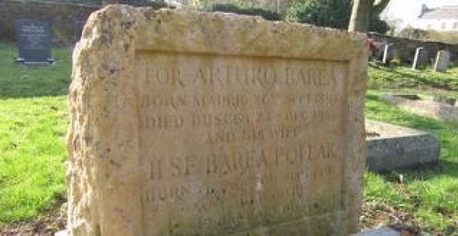 Lápida del escritor Arturo Barea