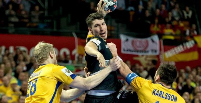 Alex Dujshebaev intenta un lanzamiento durante el partido ante Suecia. EFE/Maciej Kulczynski
