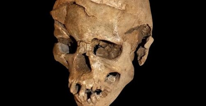 Los esqueletos hallados en Nataruk (Kenia) muestran signos de un posible ataque intergrupal en el pasado. En la imagen, uno de los cráneos encontrados, en el que se aprecian las lesiones en las partes frontal y lateral. / Marta Mirazon Lahr