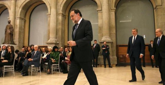 El presidente del Gobierno en funciones, Mariano Rajoy, junto a los ministros de Cultura, Íñigo Méndez de Vigo (2d), y del Interior, Jorge Fernández Díaz (d), durante la ceremonia de imposición de las condecoraciones de la Orden Civil de Alfonso X El Sabi