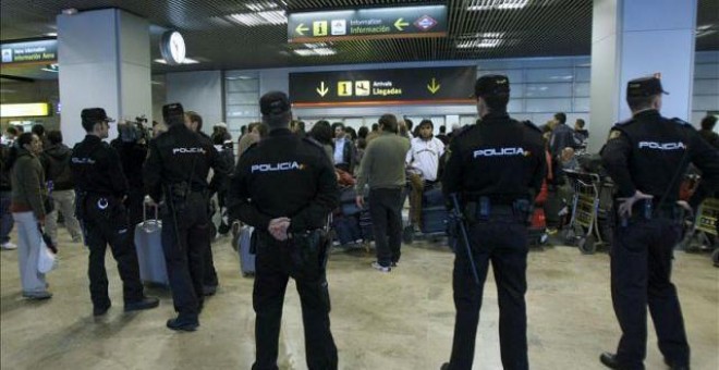 Agentes de policía en el aeropuerto de Barajas, donde Carlos Salamanca fue comisario. EFE