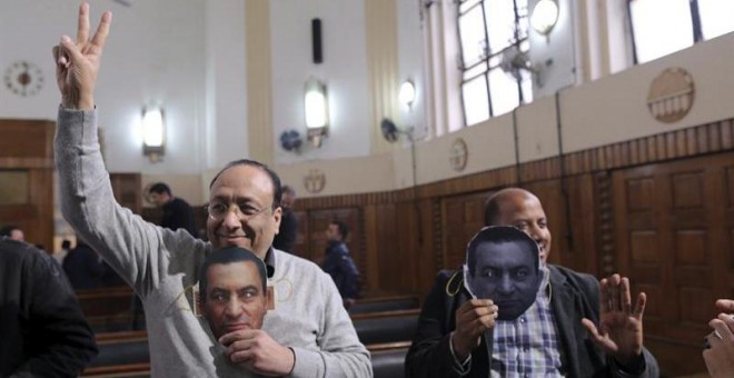 Simpatizantes del expresidente egipcio Hosni Mubarak celebran en el Tribunal Supremo en El Cairo./ EFE