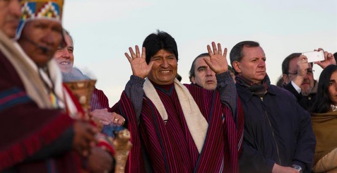 El presidente de Bolivia, Evo Morales, agradeció la década que lleva en la Presidencia con ritos dedicados a la Pachamama (Madre Tierra) en la antigua ciudadela de Tiahuanaco (Bolivia).- EFE
