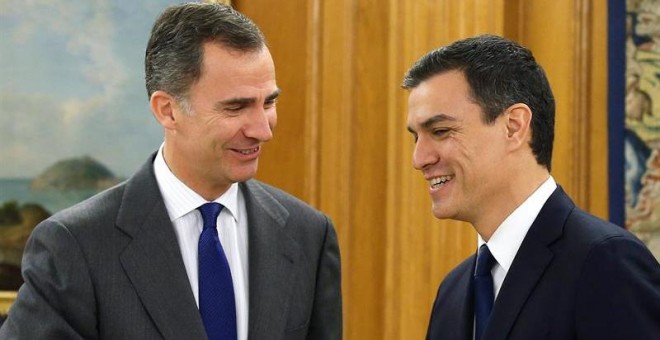 El rey Felipe VI recibe al secretario general del PSOE, Pedro Sánchez (d), dentro de la ronda de consultas. /EFE
