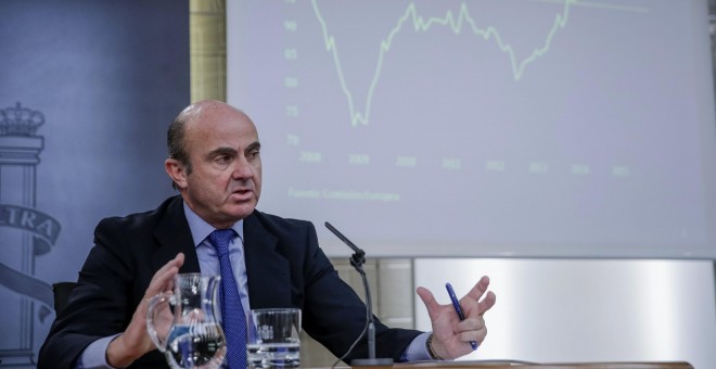 El ministro de Economía y Competitividad, Luis de Guindos, durante la rueda de prensa posterior a la reunión del Consejo de Ministros. EFE/Emilio Naranjo