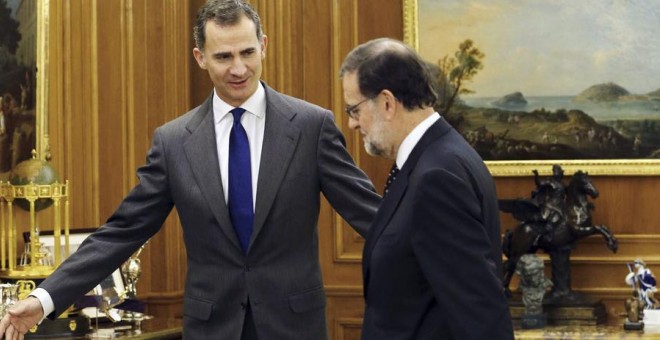 Rajoy, con el rey Felipe VI este viernes en la Zarzuela. REUTERS/Andrés Ballesteros