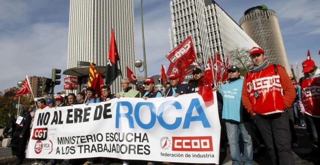 Manifestación de trabajadores de Roca en Madrid contra el ERE aplicado por el grupo / EFE.