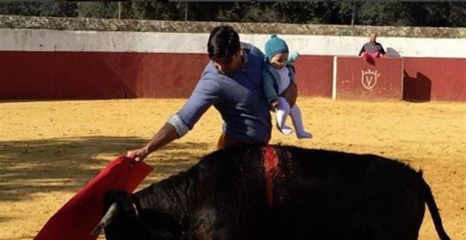 Instantánea de Francisco Rivera toreando una vaquilla con su hija de cinco meses. INSTAGRAM