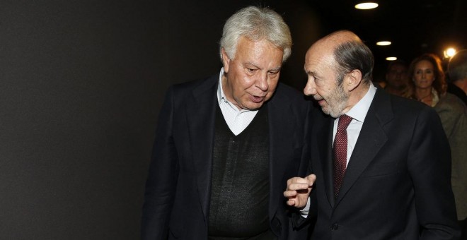 El expresidente Felipe González conversa con el antiguo secretario general del PSOE, Alfredo Pérez Rubalcaba. Imagen archivo EFE