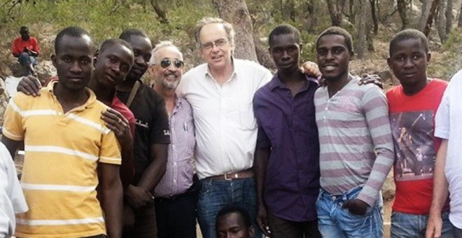 El padre Esteban Velázquez, en el centro, junto a los inmigrantes que viven en el Monte Gurugú, en Marruecos, cerca de Melilla.